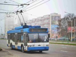 Litigano per un posto sull'autobus
