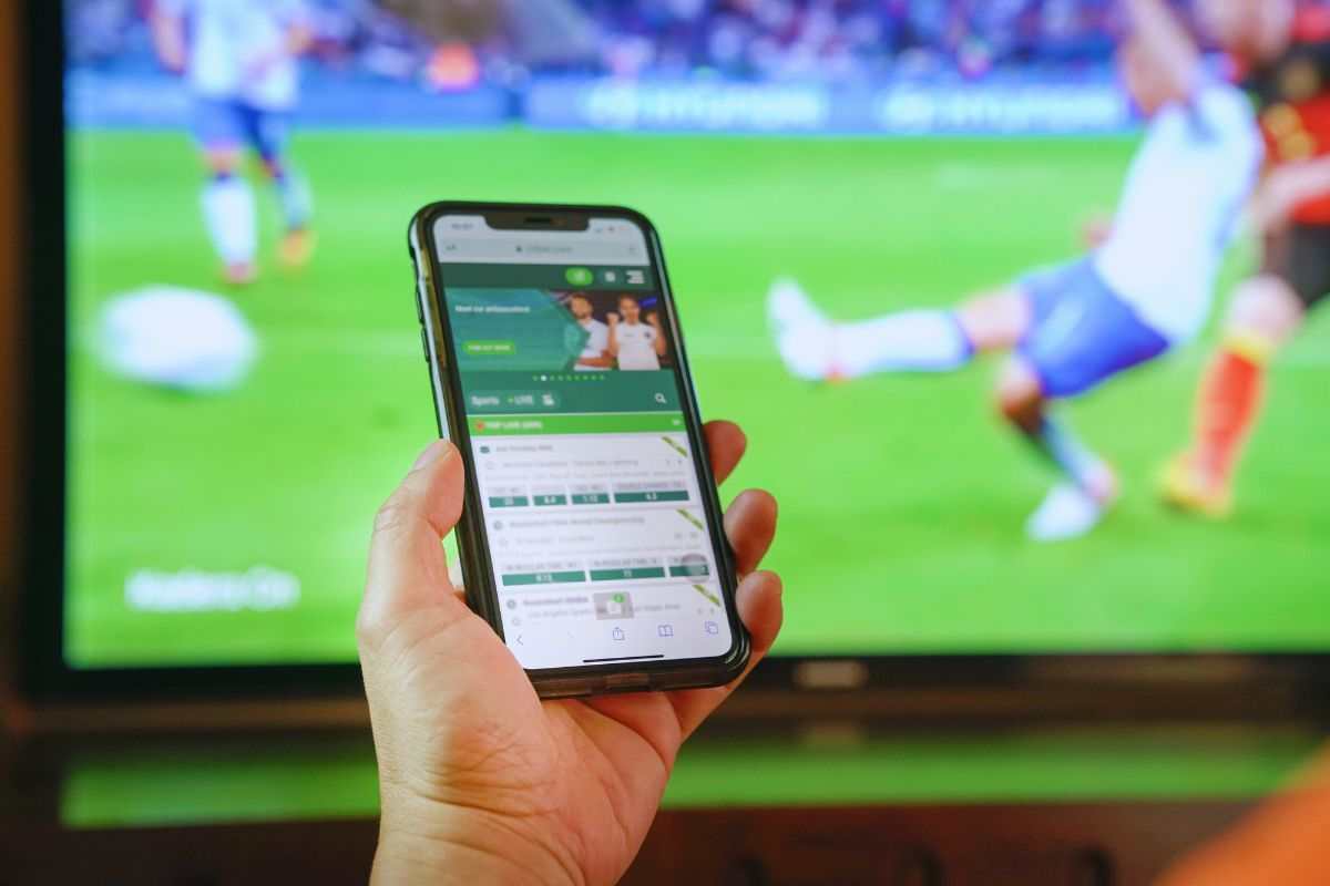 partita in tv e smartphone con scommesse