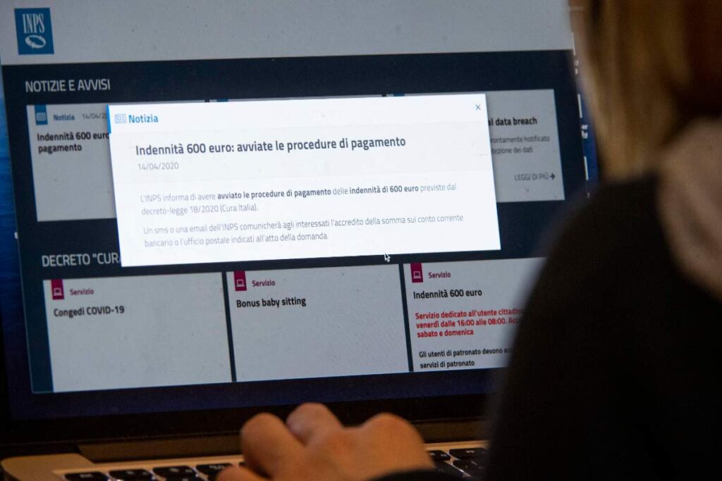 un utente consulta il portale INPS sul pc
