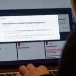 un utente consulta il portale INPS sul pc