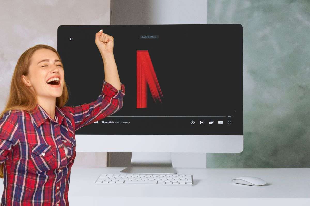 ragazza esulta e dietro il logo di netflix