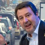 salvini e dietro delle auto