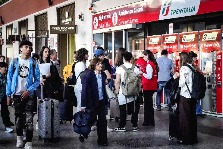 persone alla stazione
