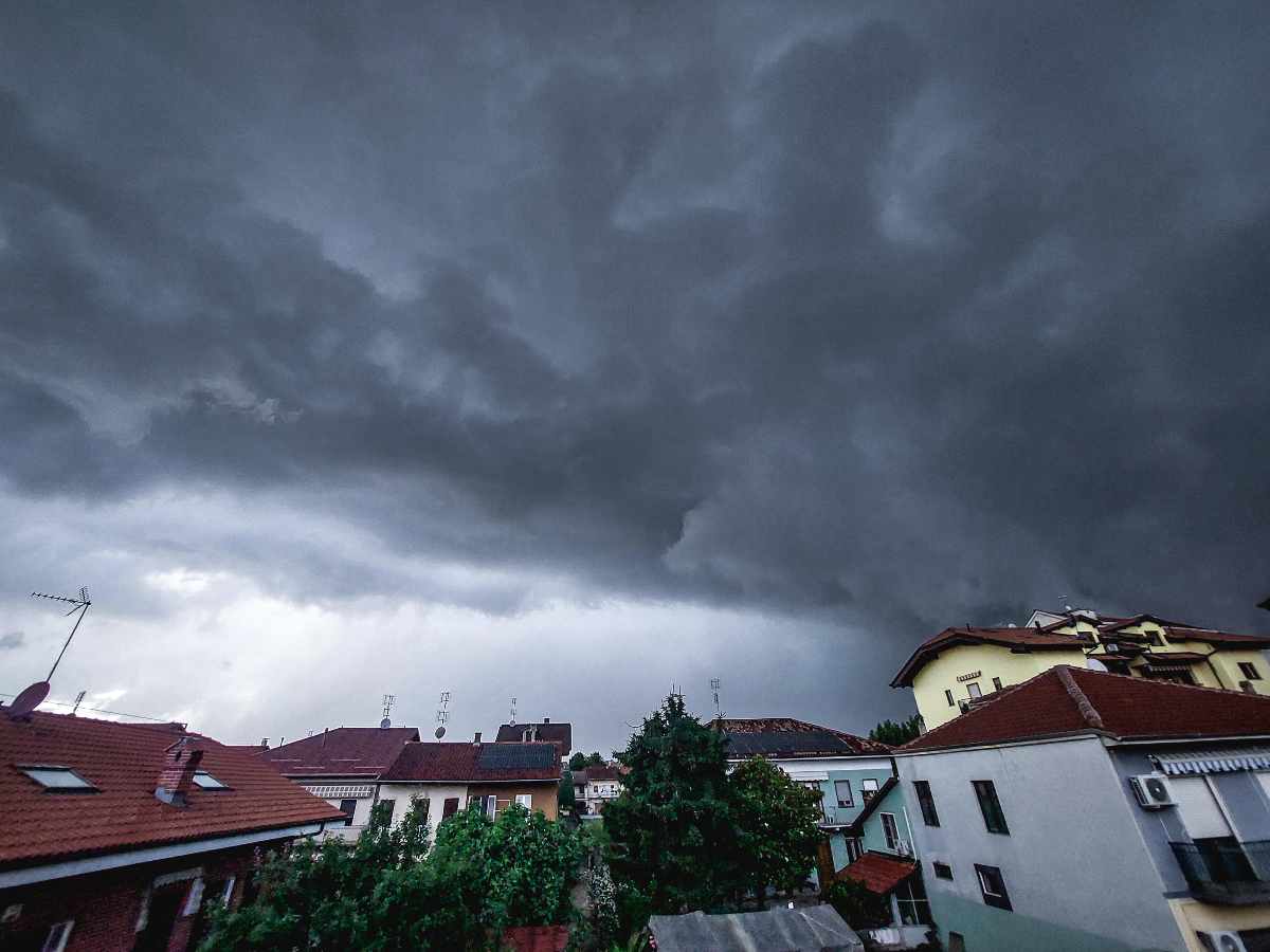 nubi nere cariche di pioggia